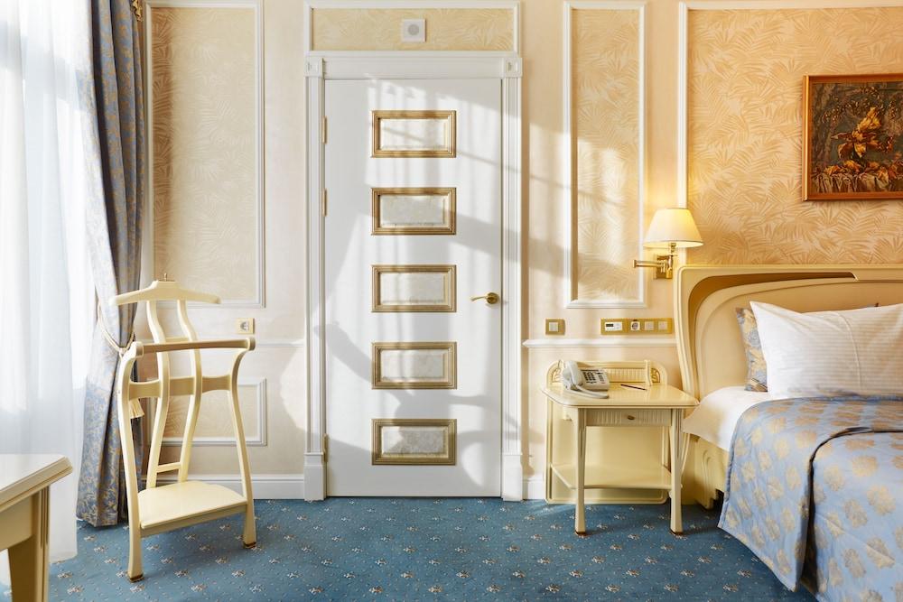 Europe Hotel ミンスク エクステリア 写真