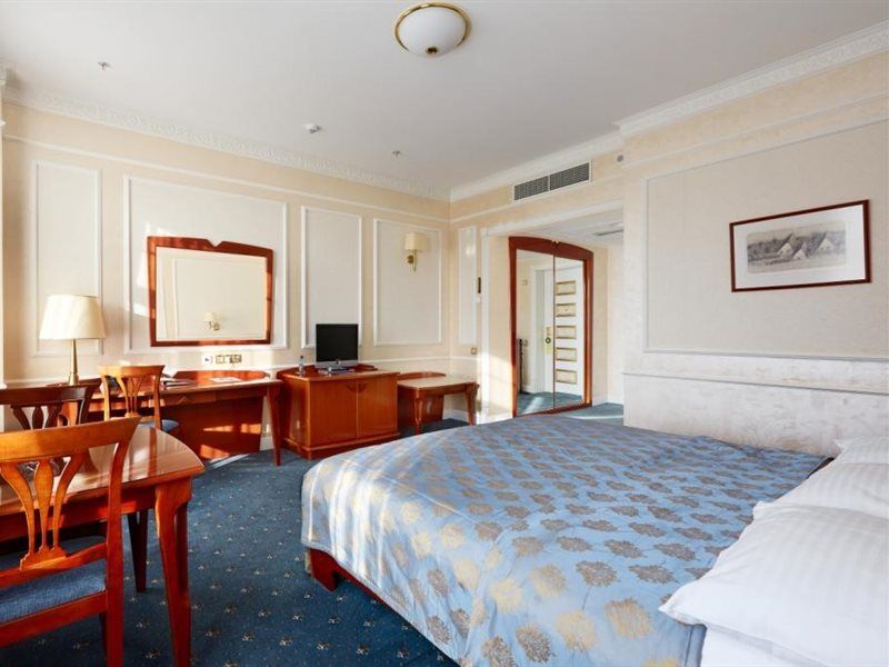 Europe Hotel ミンスク エクステリア 写真